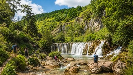 Slovensko má vlastné „Niagarské vodopády“: Okolo tohto skrytého klenotu denne jazdíš autom a ani o tom nevieš (FOTO)