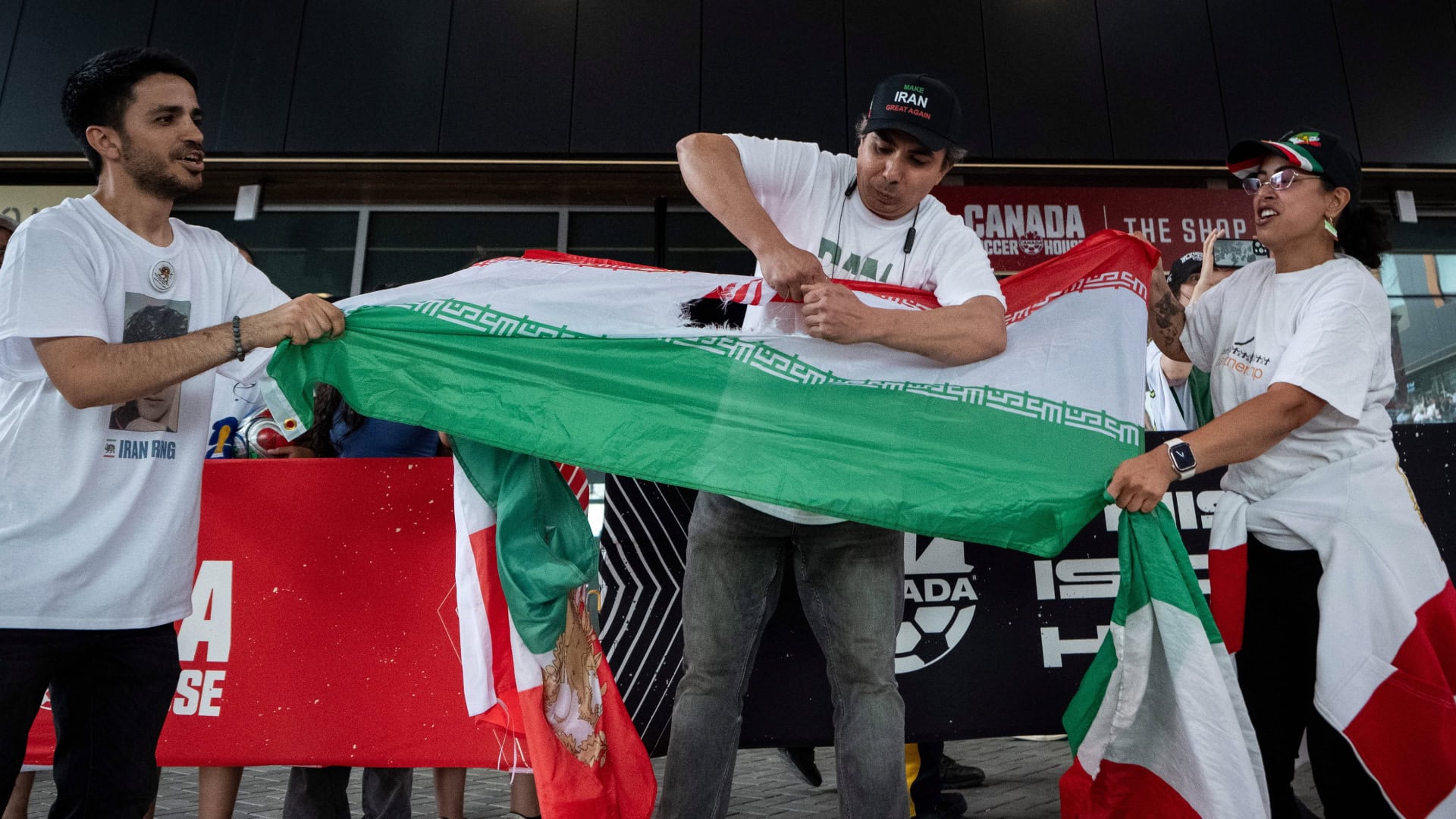 Muž trhá iránsku vlajku počas sledovania zápasu G-skupiny Irán – Nový Zéland na majstrovstvách sveta vo futbale vo Vancouveri 15. júna 2026.