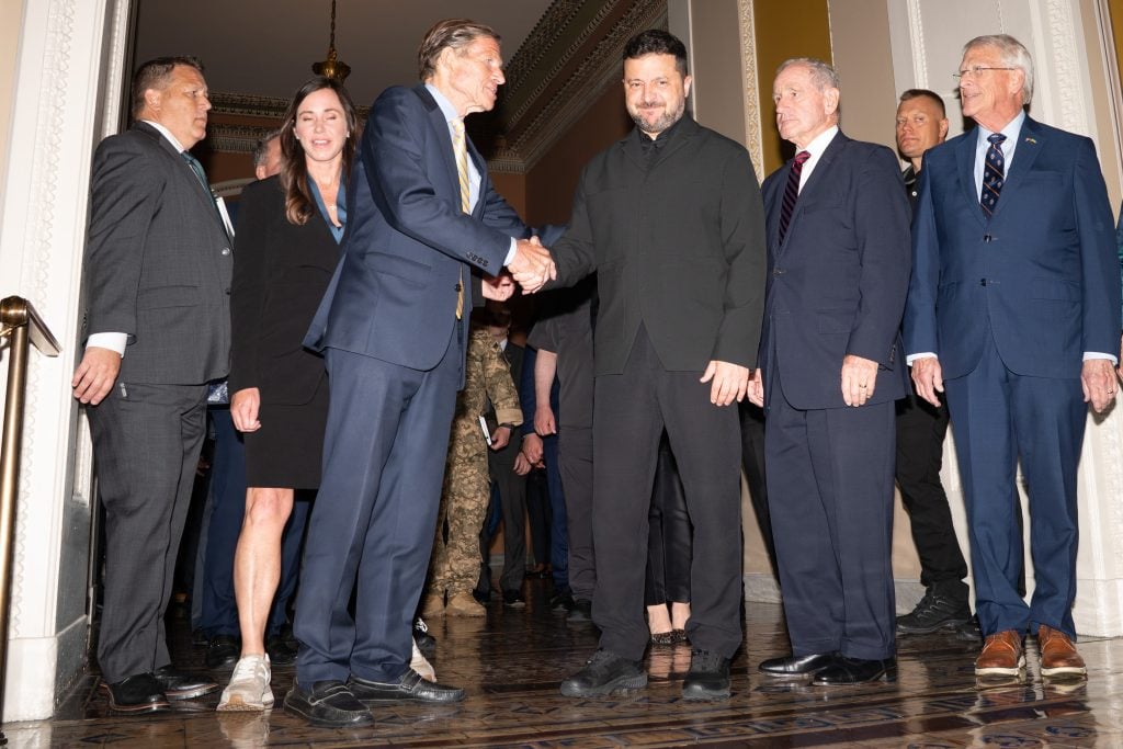 Volodymyr Zelenskyj stojí s bipartisanskou skupinou senátorov v budove Kapitolu