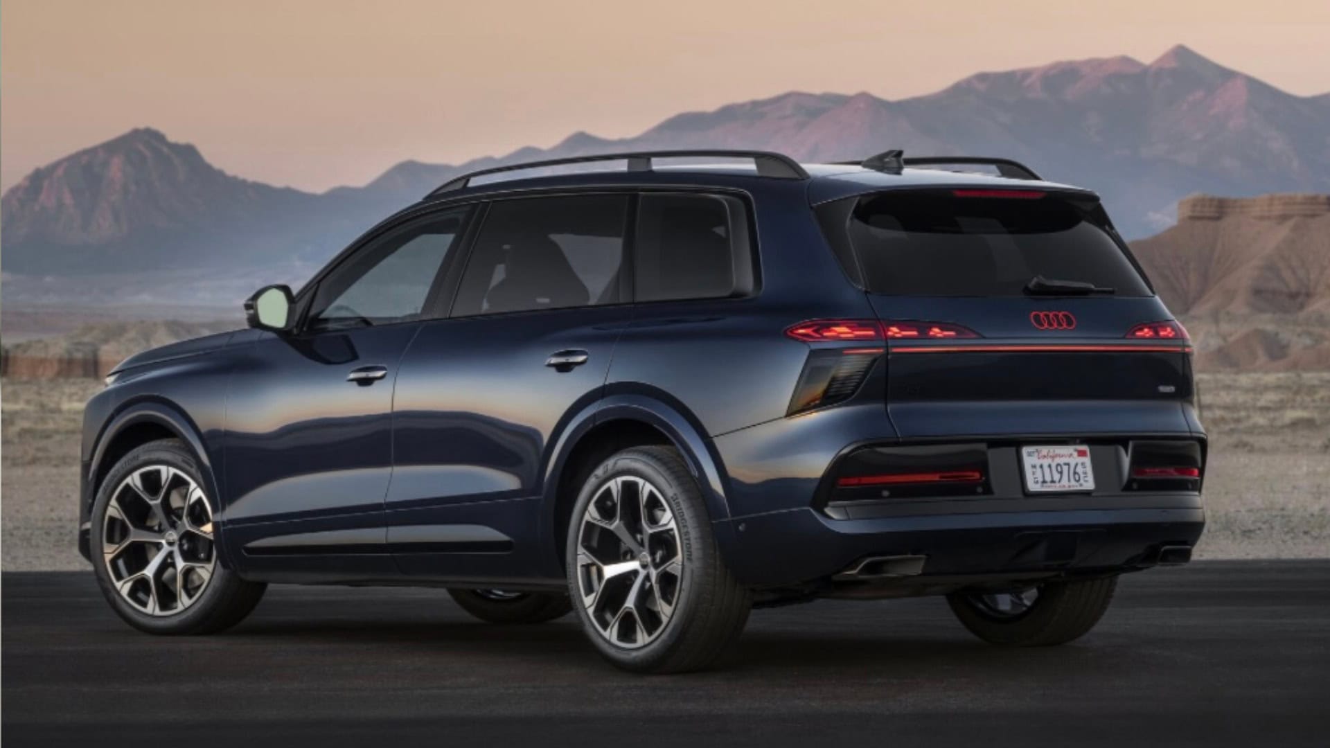 na snimke je audi Q9