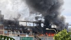 Obľúbená značka Slovákov v plameňoch. Požiar zničil tisíce topánok a škody idú do stoviek miliónov