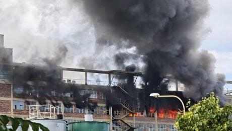 Obľúbená značka Slovákov v plameňoch. Požiar zničil tisíce topánok a škody idú do stoviek miliónov