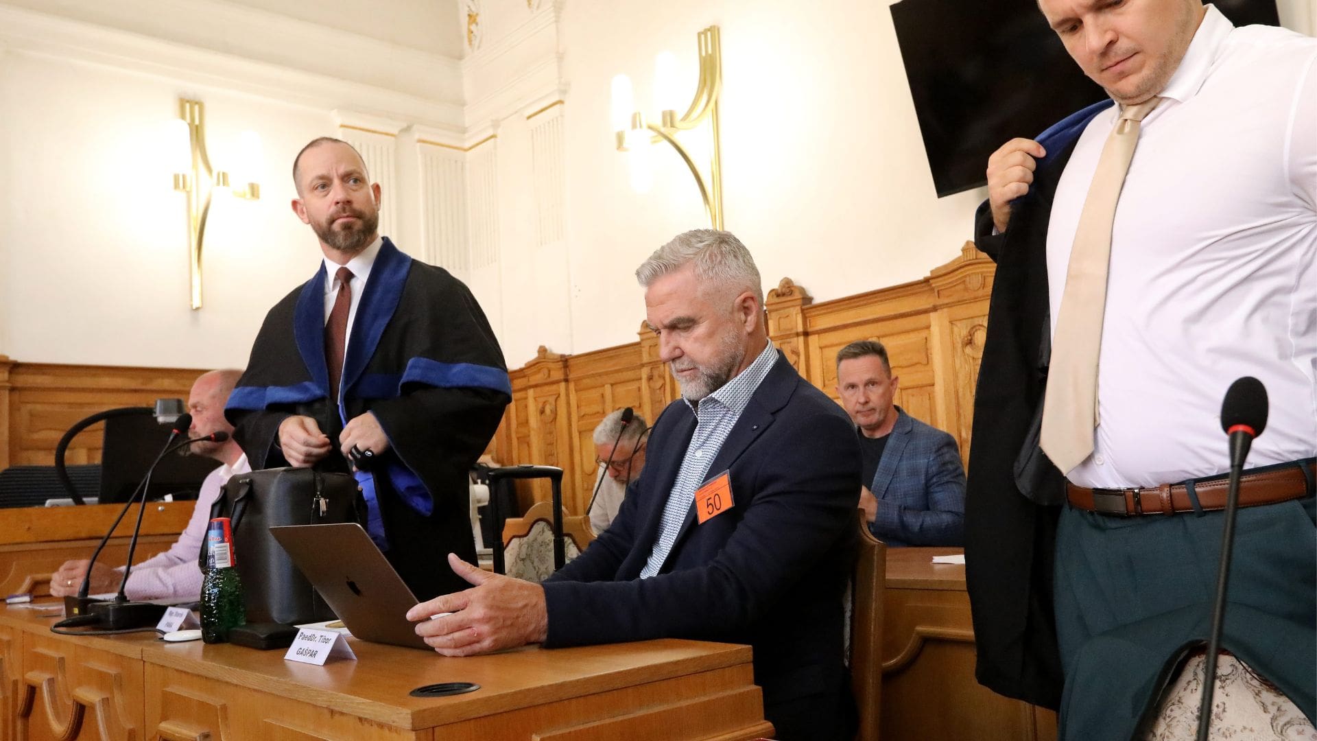 Na snímke vľavo advokár Marek Para a podpredseda parlamentu NR SR Tibor Gašpar
