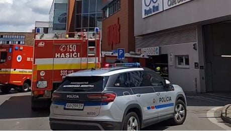 MIMORIADNE: Požiar v Auparku spustil evakuáciu. Polícia žiada návštevníkov, aby rešpektovali pokyny zasahujúcich zložiek