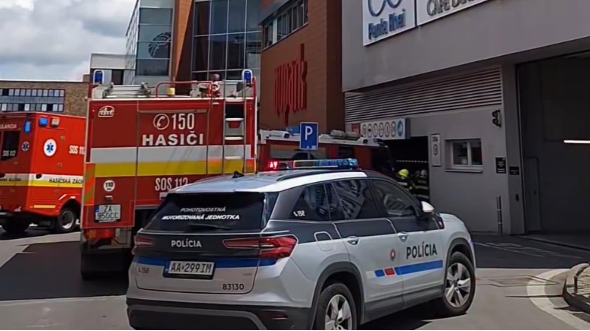 EVAKUÁCIA OBCHODNÉHO CENTRA AUPARK, KDE DOŠLO K POŽIARU AUTA.
