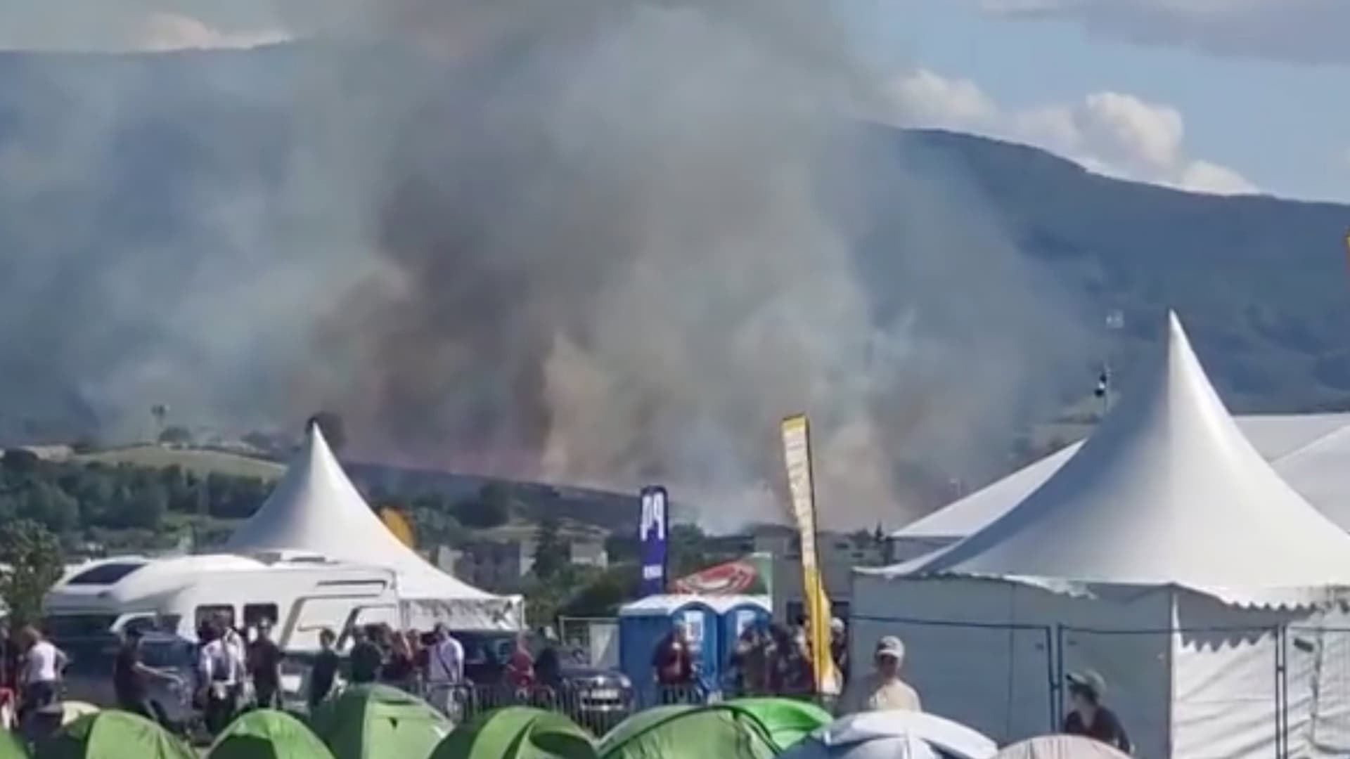 Na snímke požiar poľa v blízkosti festivalu Pohoda.
