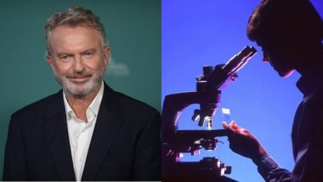 Na snímkach Sam Neill a vedec