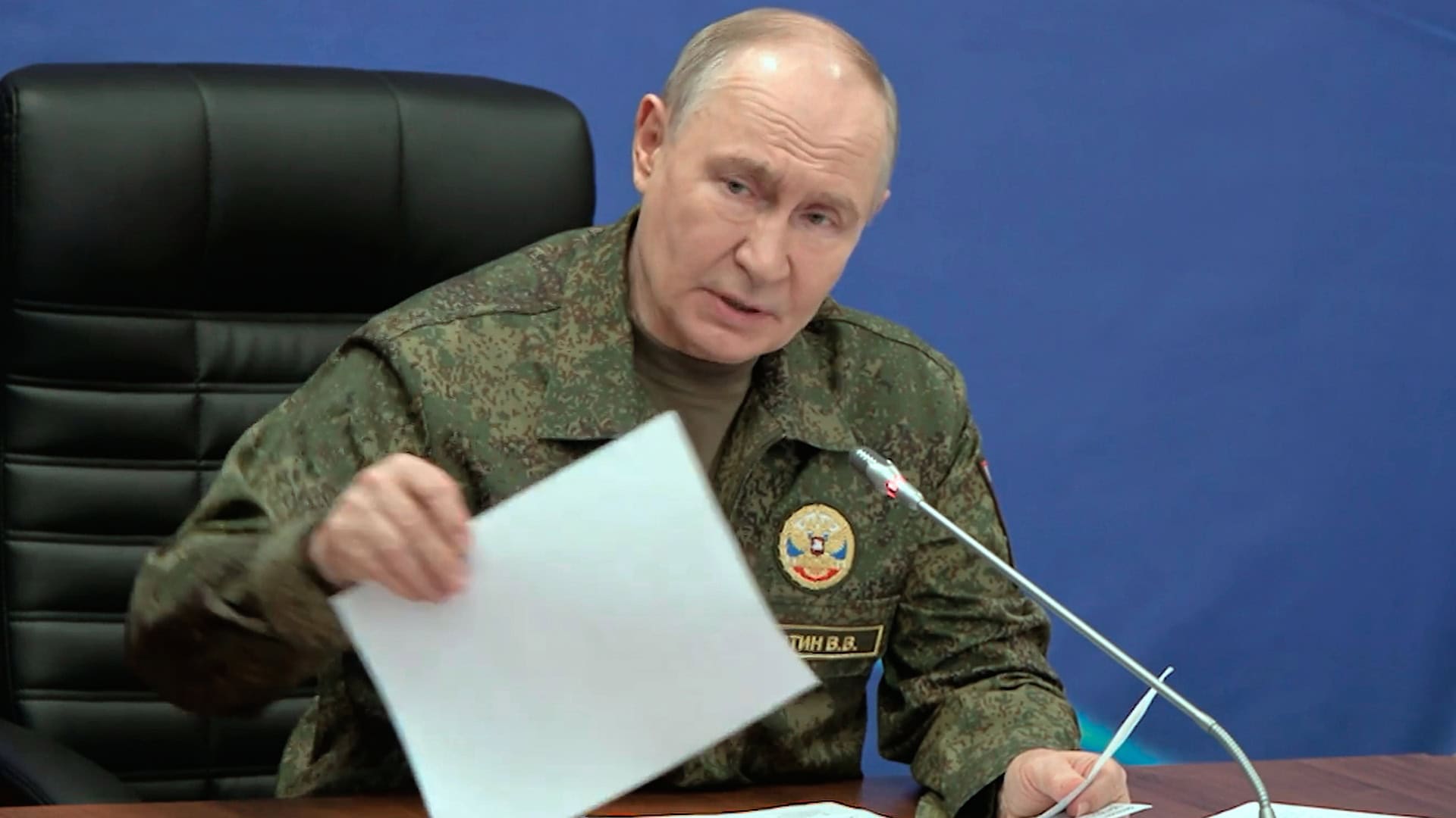 Na videosnímke, ktorú poskytla kancelária ruského prezidenta v piatok 3. júla 2026, ruský prezident Vladimir Putin reaguje počas návštevy jedného z veliteľských stanovíšť ruskej armády na neznámom mieste.