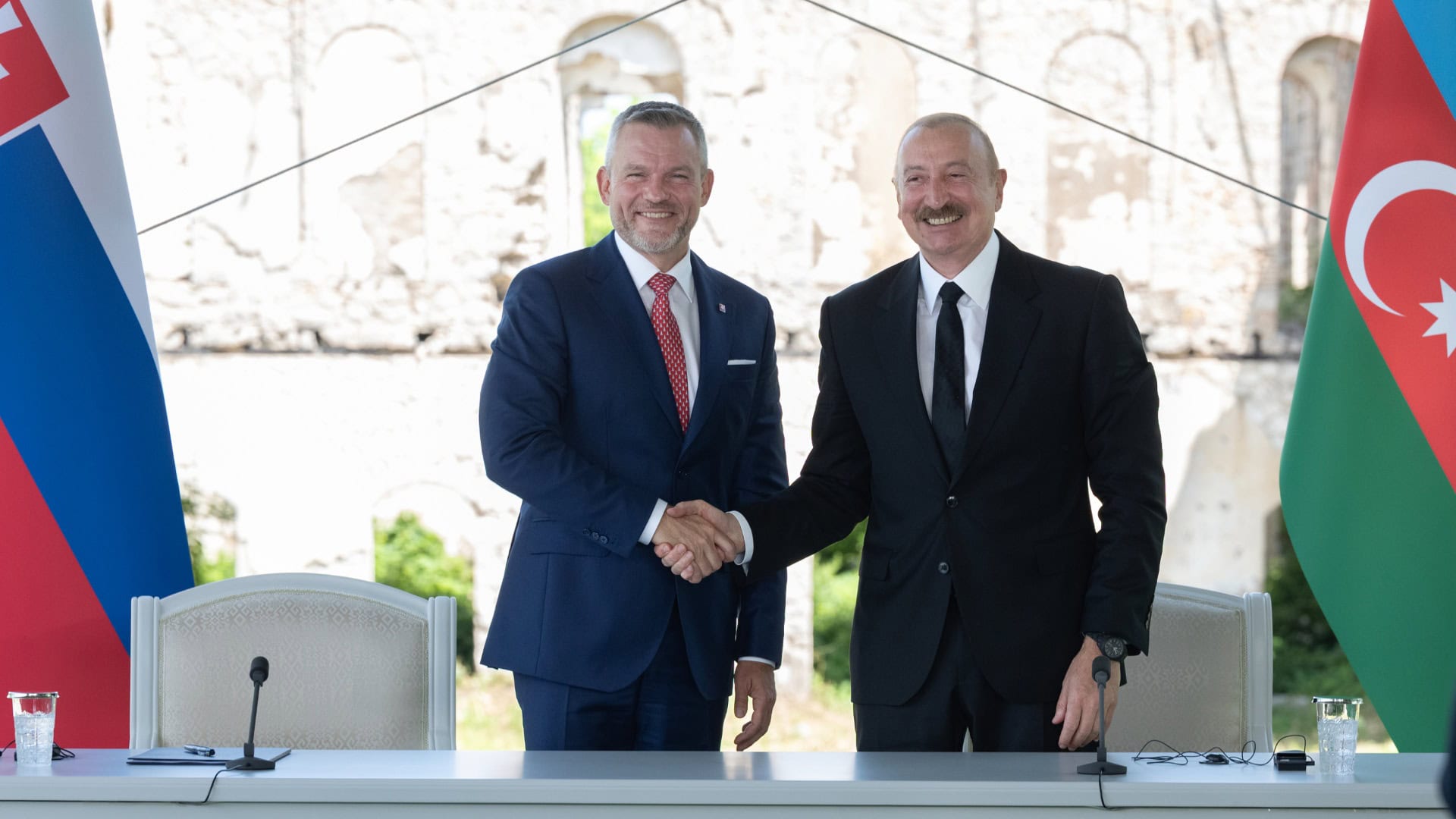 Na snímke prezident Azerbajdžanskej republiky Ilhan Alijev (vpravo) a prezident SR Peter Pellegrini (vľavo)