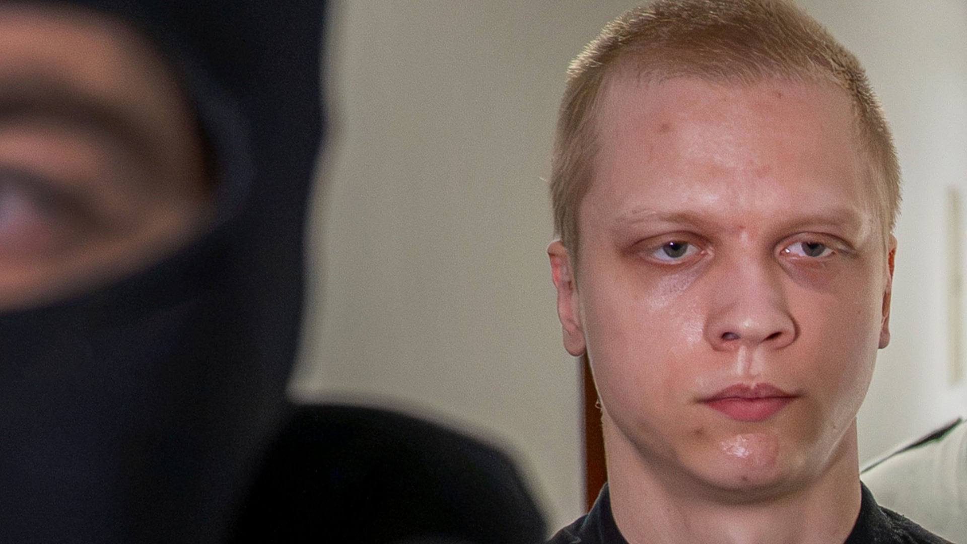 Na snímke obžalovaný Samuel S. prichádza v sprievode príslušníkov Zboru väzenskej a justičnej stráže (ZVJS) na súdne pojednávanie vo veci vlaňajšieho útoku nožom na gymnáziu v Spišskej Starej Vsi na Špecializovaný trestný súd (ŠTS) v Pezinku v utorok 14. júla 2026.