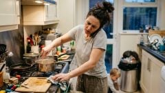 Na snímke žena, ktorá robí viacero činností naraz