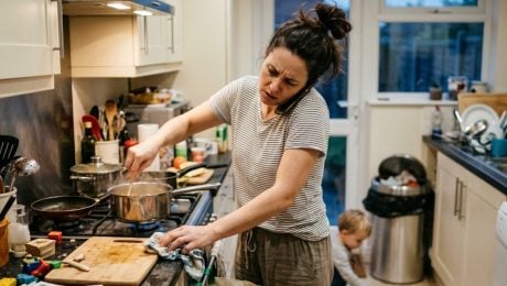 Na snímke žena, ktorá robí viacero činností naraz