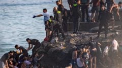Migranti prenikajú z Maroka do španielskej enklávy Ceuta v severnej Afrike vo štvrtok 30. júla 2026.