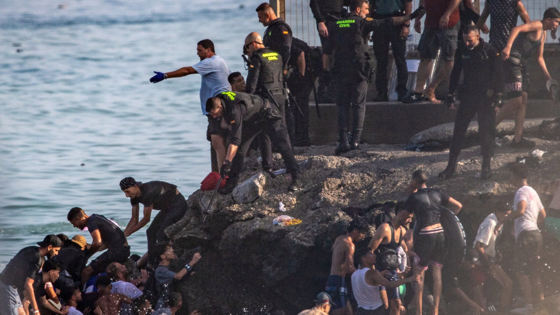 Migranti prenikajú z Maroka do španielskej enklávy Ceuta v severnej Afrike vo štvrtok 30. júla 2026.