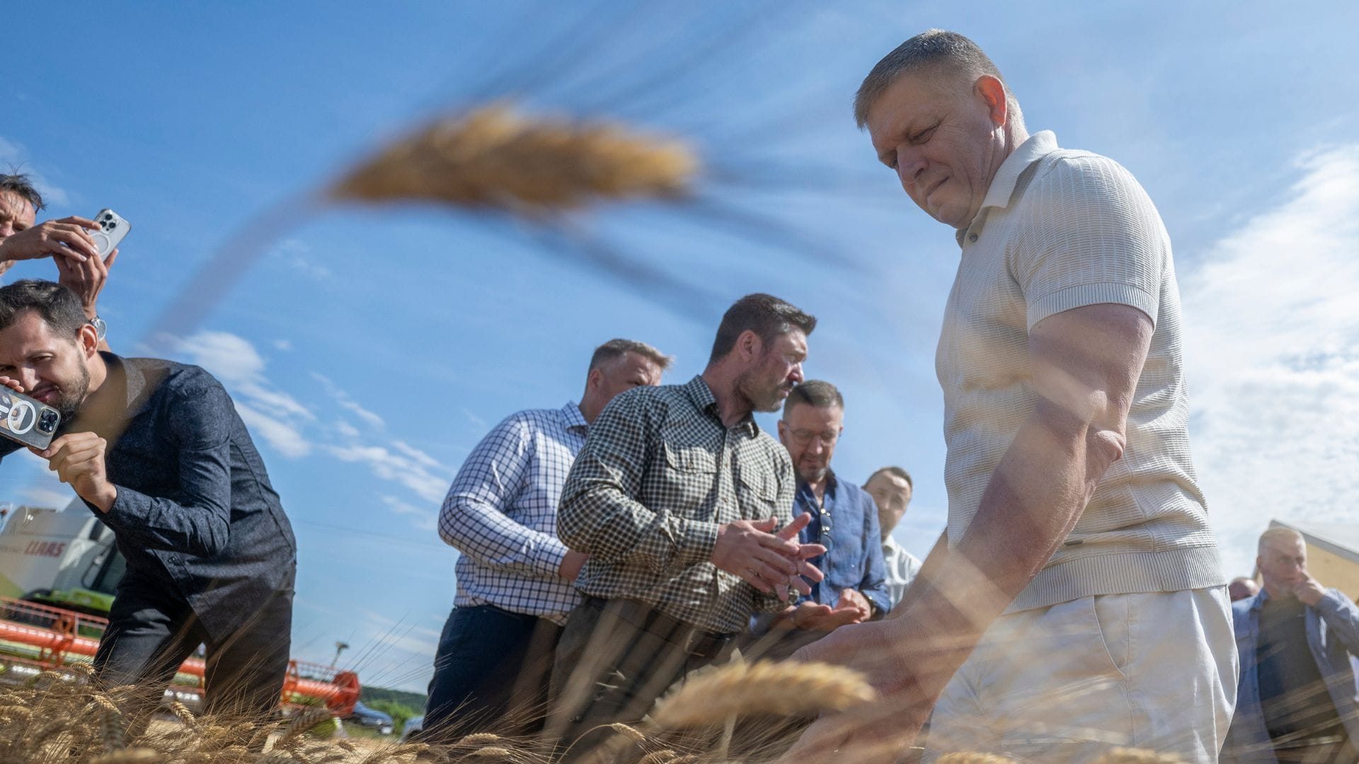 Na snímke premiér Robert Fico na poli pri Senci počas žatvy v roku 2026.