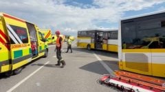 Čelná zrážka dvoch autobusov si vyžiadala zhruba 40 zranených. Zasahuje vrtuľník aj veľkokapacitná sanitka