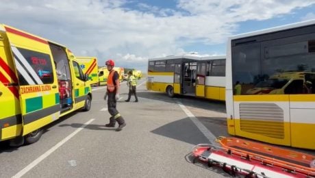 Čelná zrážka dvoch autobusov si vyžiadala zhruba 40 zranených. Zasahuje vrtuľník aj veľkokapacitná sanitka