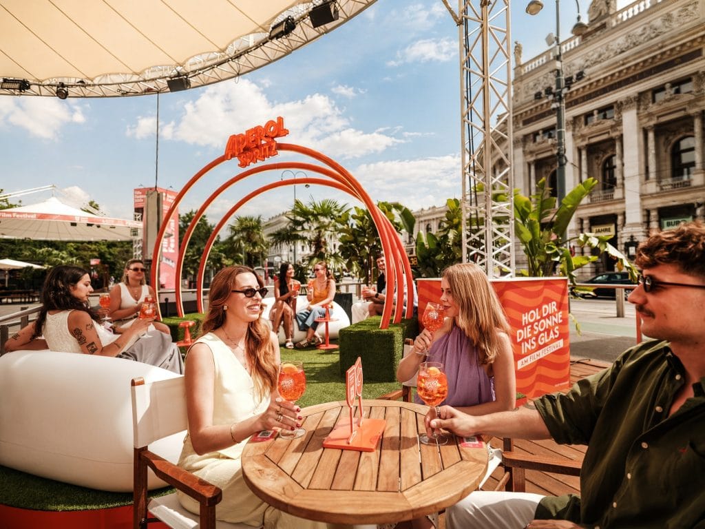 02_Aperol Spritz Piazza_Seit zehn Jahren einer der beliebtesten Sommer-Hotspots der Stadt_c_Dragan Dok