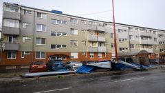 Ničivý vietor strhával strechy a paralyzoval obce. Na Slovensko sa valí ďalšia búrková vlna