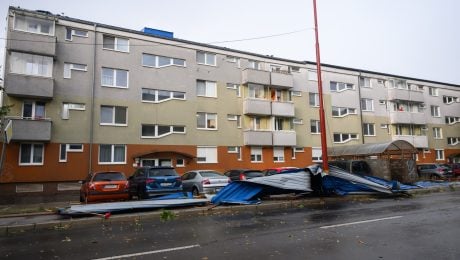 Ničivý vietor strhával strechy a paralyzoval obce. Na Slovensko sa valí ďalšia búrková vlna