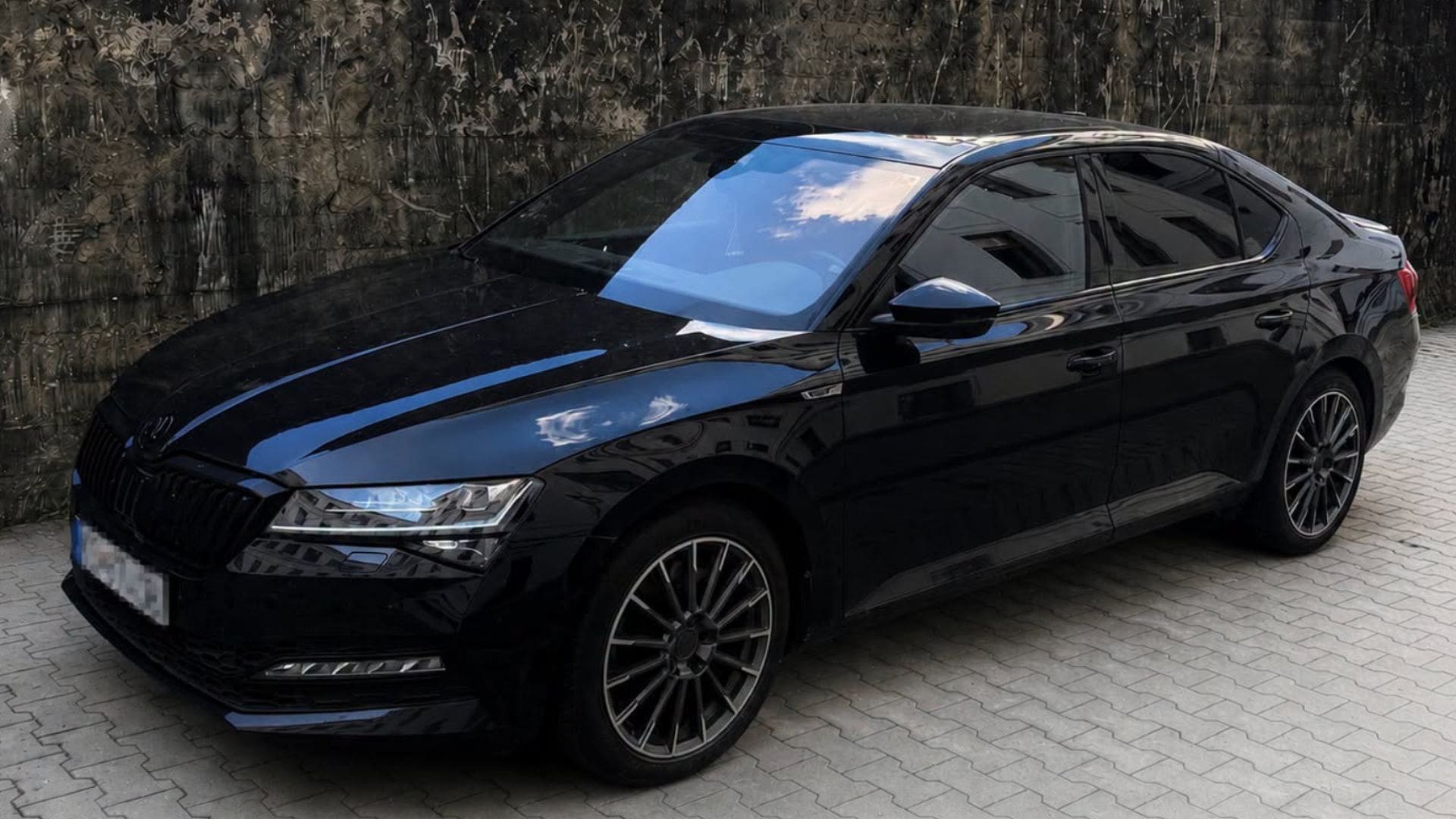 Chceš vlastnú Škodu Superb za výhodnú cenu? Daňový úrad Košice draží zabavené auto