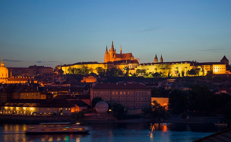 Czech-2013-Prague-Prague_Castle_at_dusk