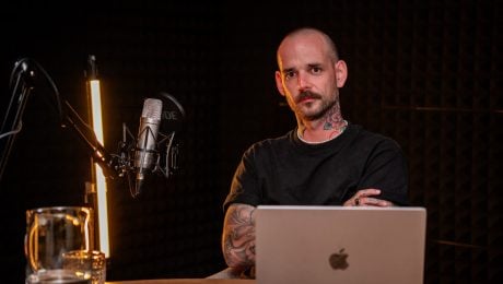 na snimke je kamil aujeský, expert na umelu inteligenciu