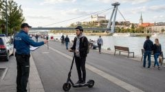 Veľká zmena pre tisícky Slovákov. Kolobežky z chodníkov definitívne zmiznú