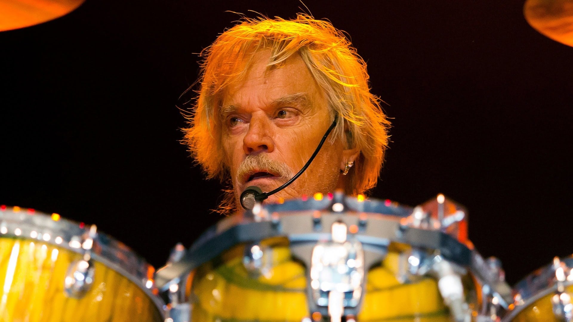 Na archívnej snímke z 28. augusta 2016 Frank Beard, bubeník americkej rockovej skupiny ZZ Top, vystupuje na koncerte v Bostone. Beard zomrel vo veku 77 rokov v utorok 18. augusta 2026.