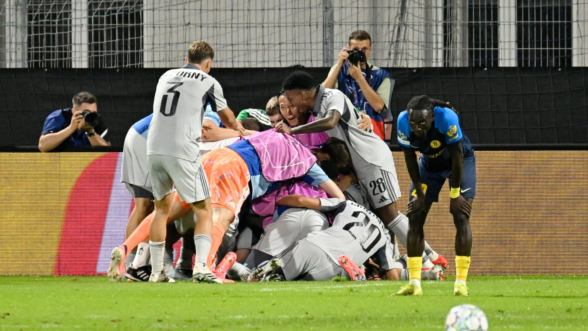 Na snímke hráči Slovana sa tešia z gólu spoluhráča Cristiana Martineza v predĺžení odvetného zápasu play off Ligy majstrov vo futbale NK Celje - ŠK Slovan Bratislava v slovinskom meste Celje v stredu 26. augusta 2026.