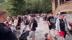 4 hodiny čakali na lanovku: Tatry čelia náporu, ľudia radšej idú pešo (VIDEO)