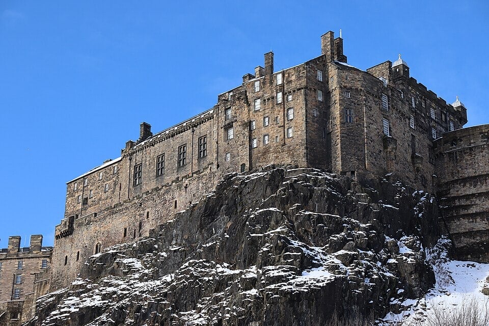 South_side_of_Edinburgh_Castle_in_the_snow