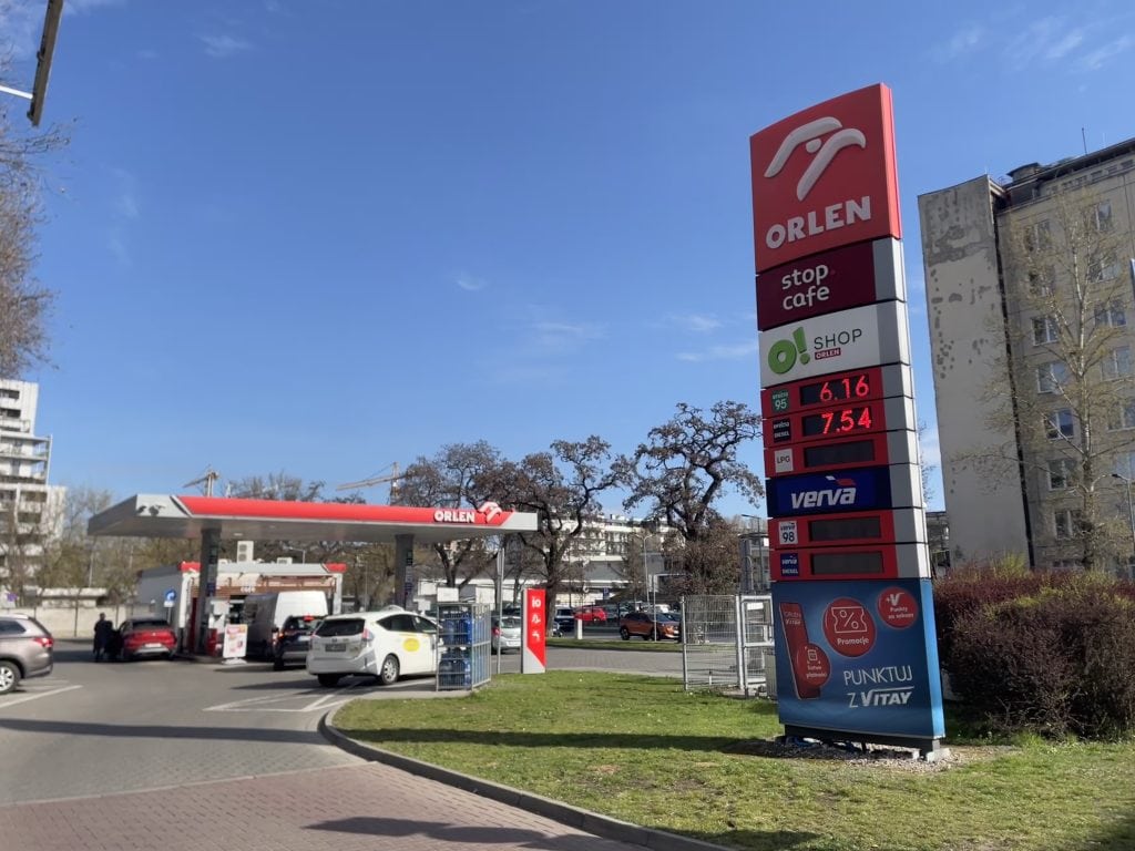 Tabuľa s cenami paliva na čerpacej stanici Orlen vo Varšave