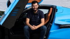 Spaľováky zostanú len bohatým. 38-ročný šéf Bugatti si stojí za kontroverzným scenárom
