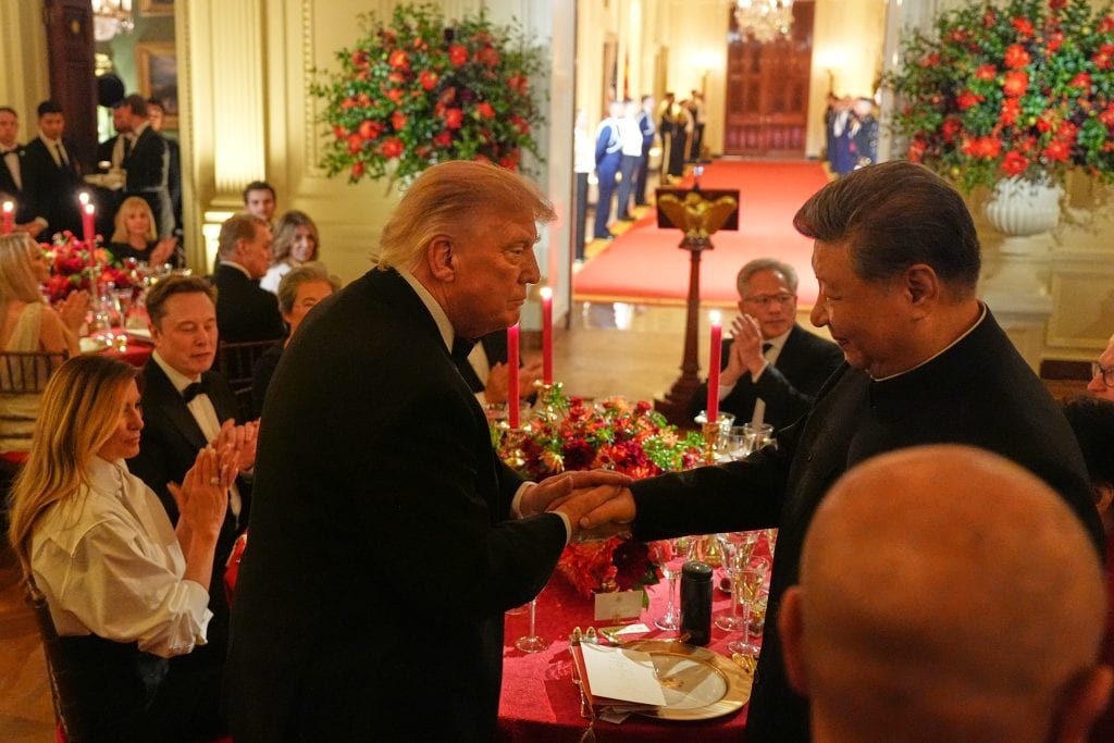 rvá dáma Melania Trumpová , čínsky prezident Si Ťin-pching a Peng Liyuan počúvajú prezidenta Donalda Trumpa počas štátnej večere. V pozadí Musk.