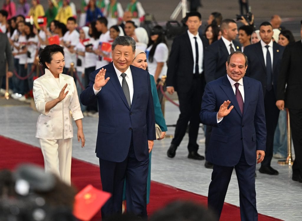 Egyptský prezident Abdal Fattáh as-Sísí (vpravo) s manželkou Entissar Amerovou privítali na medzinárodnom letisku v Káhire čínskeho prezidenta Si Ťin-pchinga (druhý zľava) a jeho manželku Peng Lijüan (vľavo).