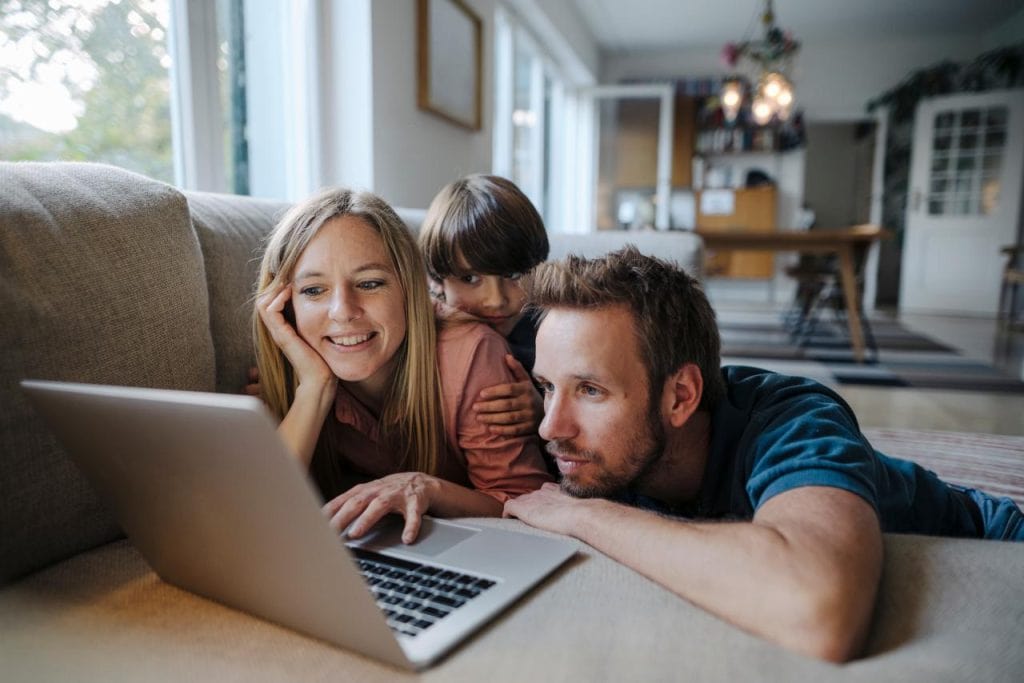 family-looking-laptop