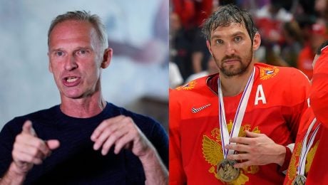 Na snímke Dominik Hašek a Alexander Ovečkin