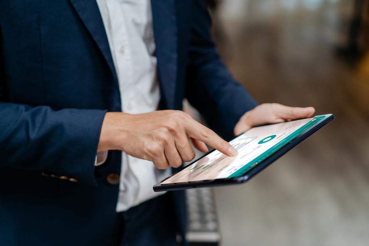 man-tablet-george-screen-german