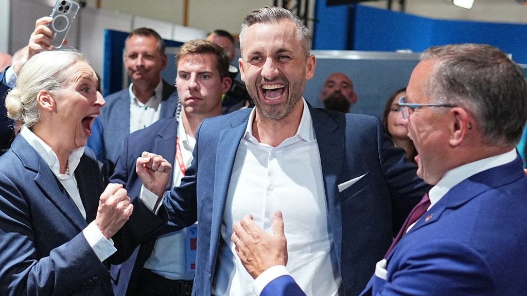 Na snímke líder strany Alternatíva pre Nemecko (AfD) Ulrich Siegmund (uprostred) a spolupredsedovia AfD Tino Chrupalla a Alice Weidelová