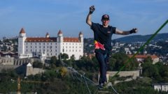 Na snímke estónsky slackliner Jaan Roose kráča po 666 metrov dlhej slackline