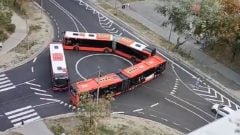 Z problémovej bratislavskej križovatky sa stal kruhový objazd. Niektorí vodiči jazdia, akoby tam ani nebol