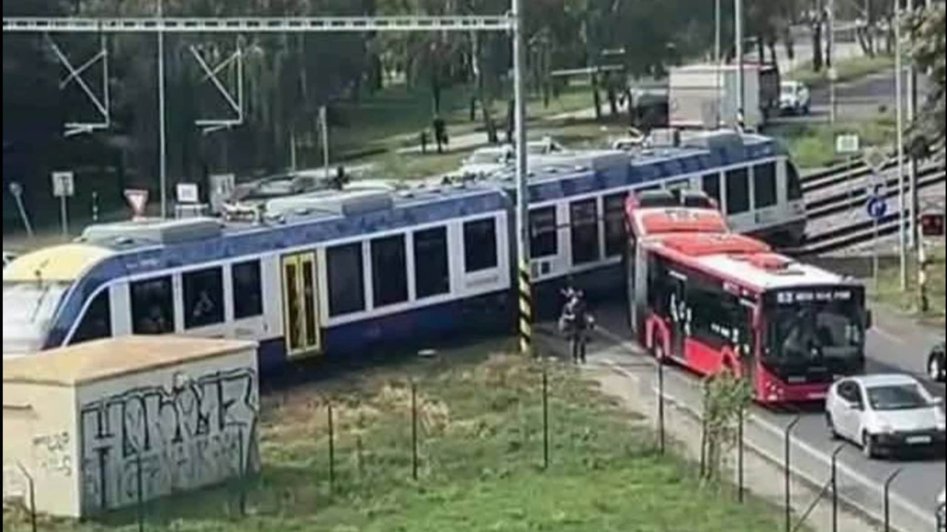 vlak autobus zrážka
