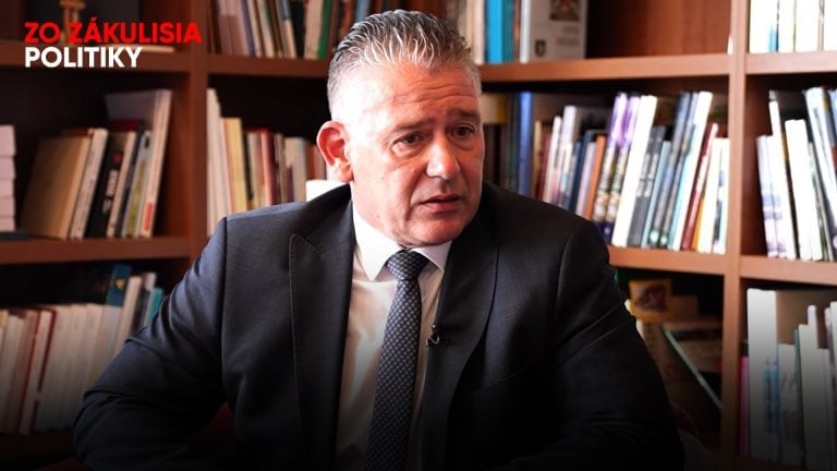 Z zákulisia politiky Roman Mikulec
