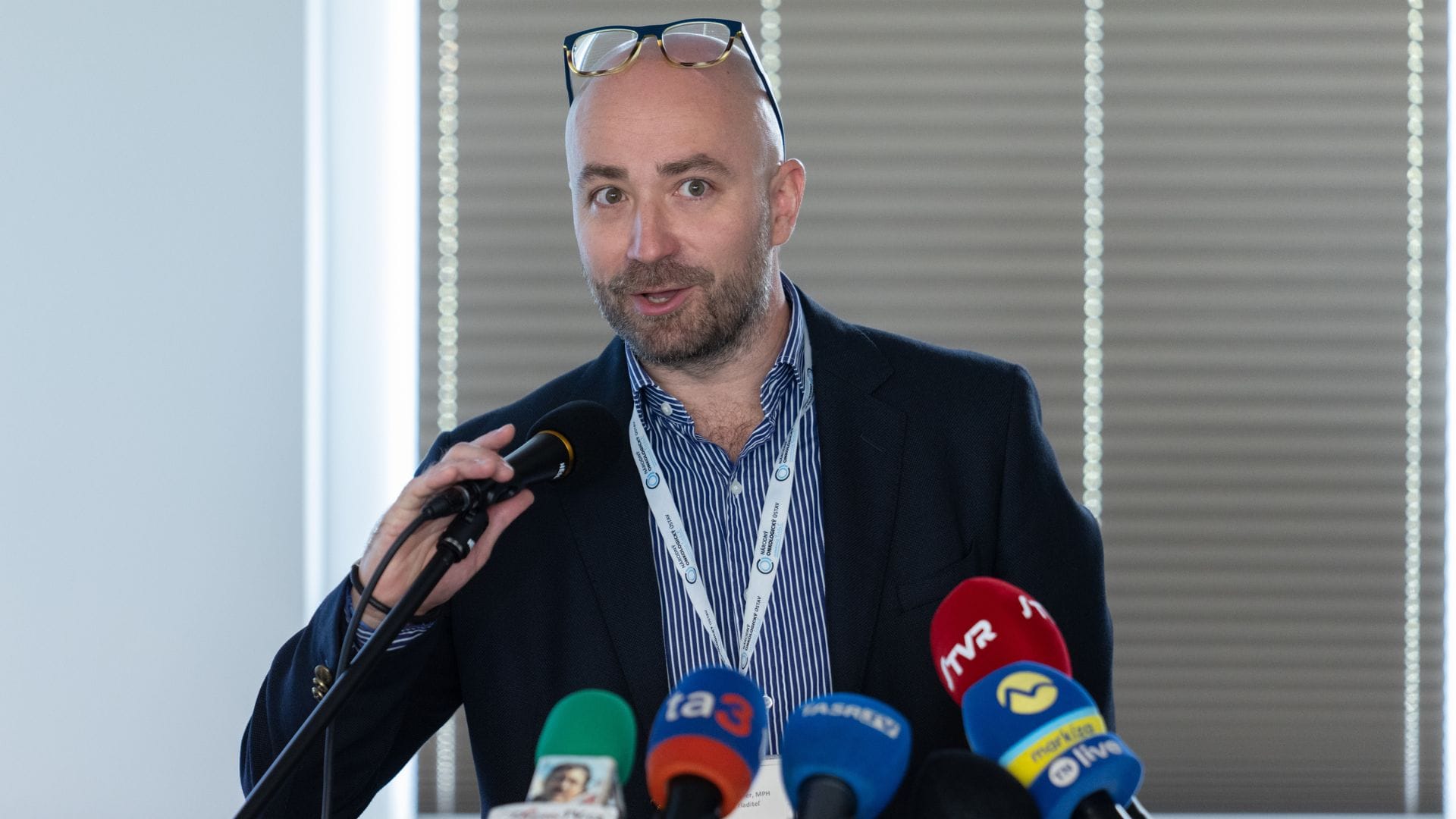 Na snímke riaditeľ Národného onkologického ústavu (NOÚ) Tomáš Alscher gestikuluje na tlačovej konferencii Národného onkologického ústavu (NOÚ) a Všeobecnej zdravotnej poisťovne (VŠZP)