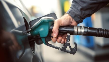 MIMORIADNE: Premiér oznámil zavedenie nového cenového stropu na tankovanie. Marža na palivá bude limitovaná