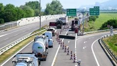 Túto dopravnú značku si nikdy nevidel, aj keď má na Slovensku zabrániť kolónam. Rezort dopravy vysvetľuje dôvod