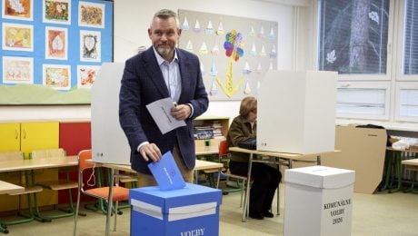 VOĽBY ONLINE: Prezident Pellegrini čakal v rade s ostatnými voličmi, odvolené majú už aj Šutaj Eštok či Michal Šimečka