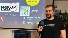 Každý týždeň organizuje kvízy v 12 podnikoch. Z koníčka si vybudoval vlastný biznis