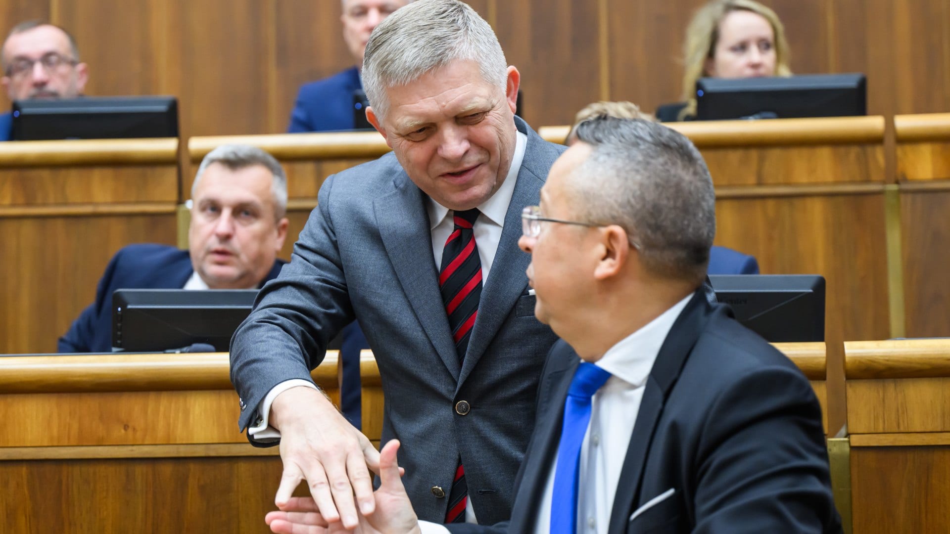 Na snímke zľava predseda vlády SR Robert Fico (Smer-SD) a minister financií SR Ladislav Kamenický (Smer-SD)